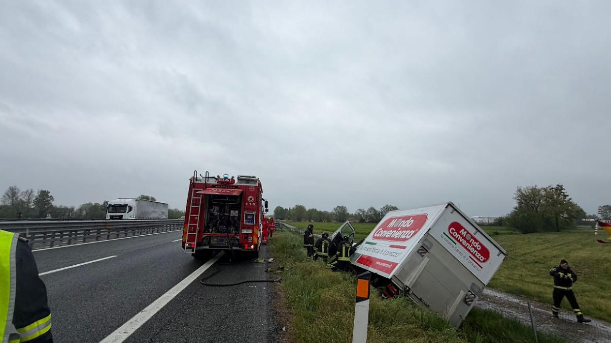A5, incidente tra Settimo e Volpiano: autocarro esce di strada e finisce nella scarpata