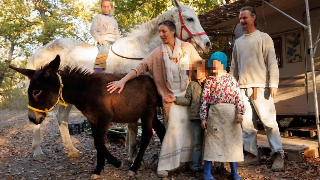 Famiglia nel bosco, compleanno senza abbracci: per Catherine solo una videochiamata con i figli