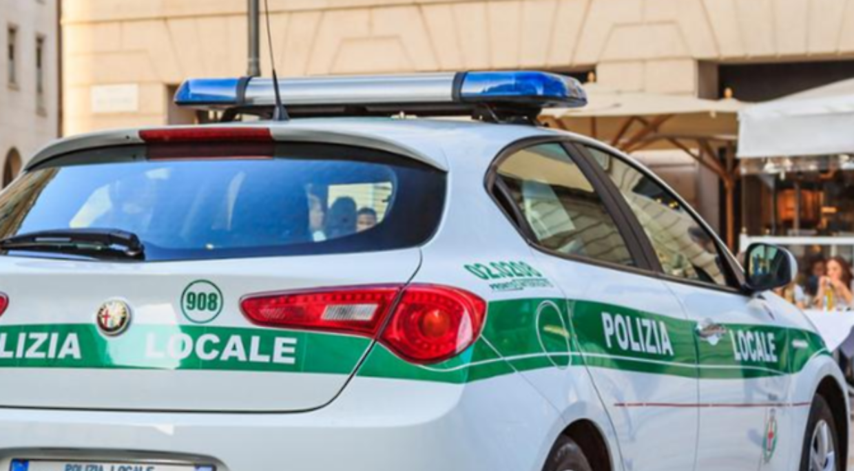 Sesso in pieno giorno vicino alla stazione: coppia multata per 10mila euro