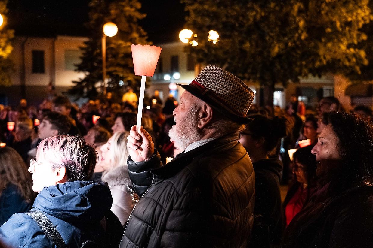 La fiaccolata per don Mario Viano