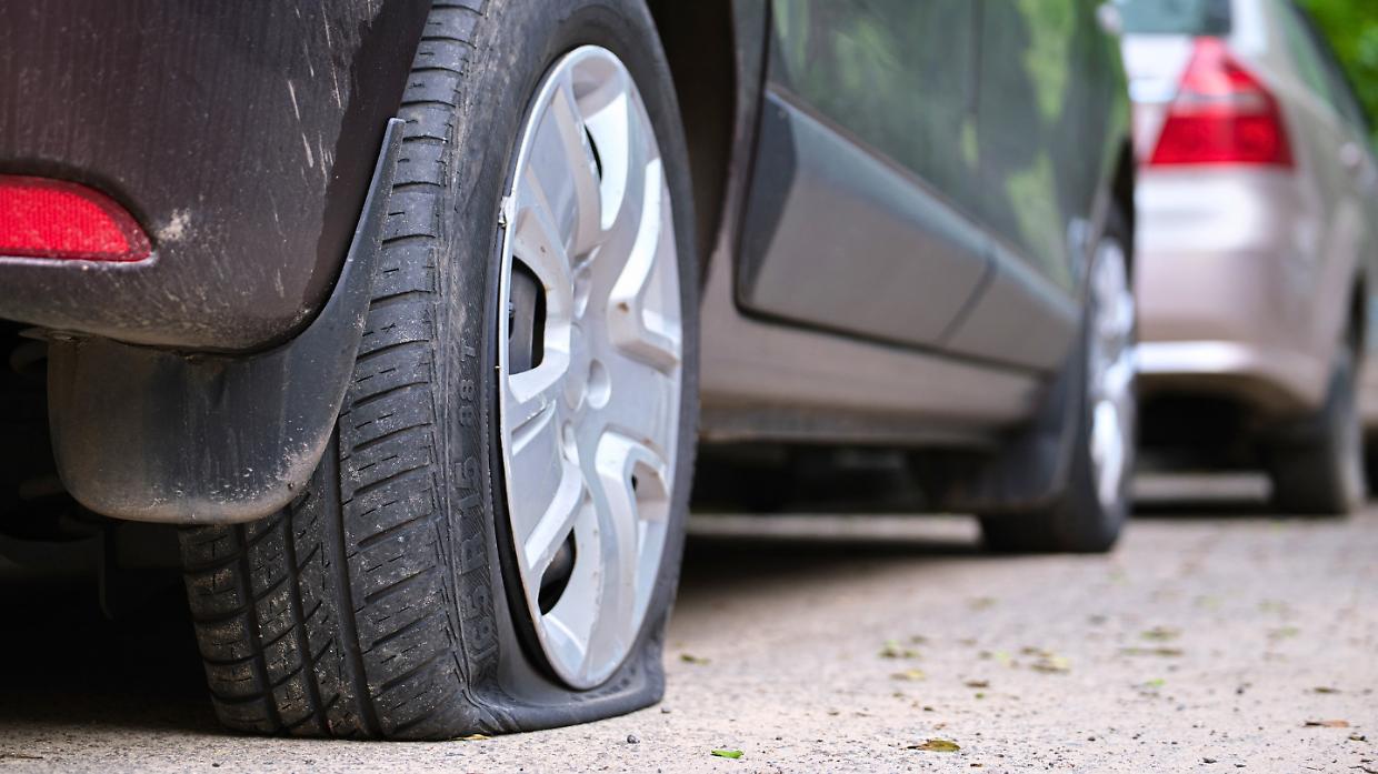 Raid vandalico a Torino, bucate le gomme alle automobili parcheggiate in strada