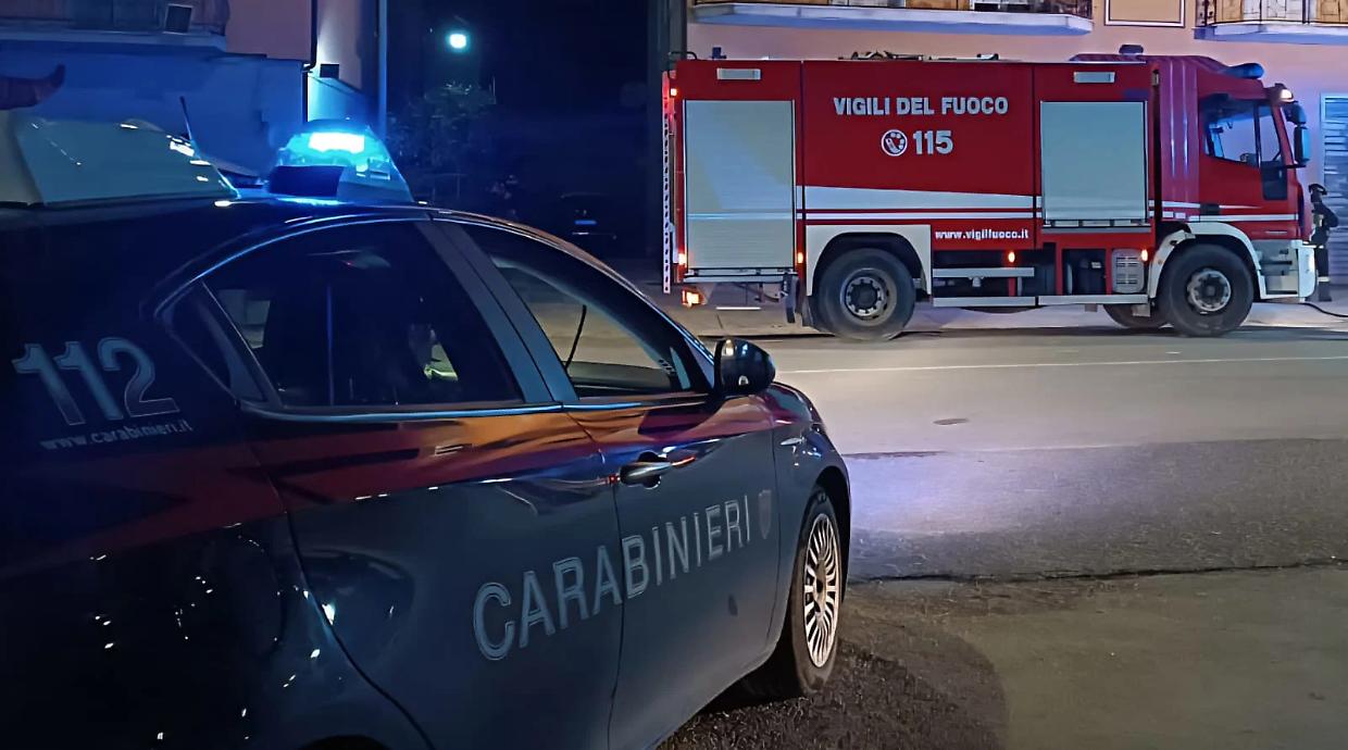 Bra, cestini in fiamme nella notte: intervento lampo dei Vigili del Fuoco, indagano i Carabinieri