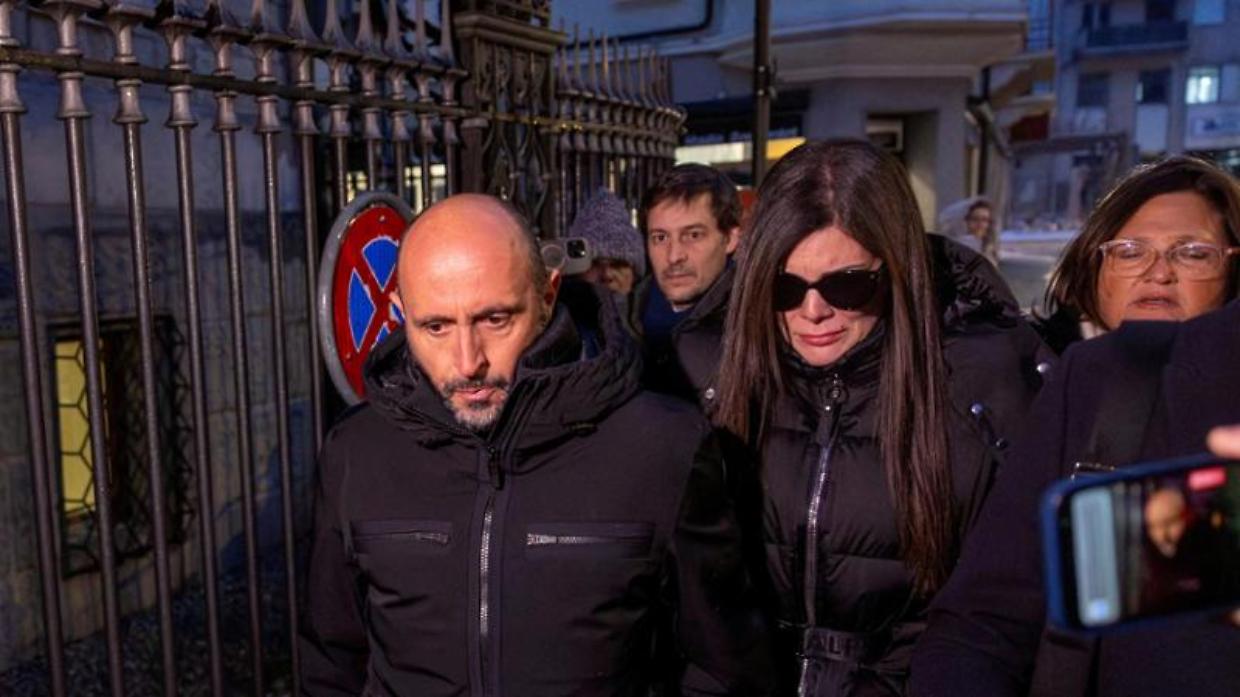 Incendio di Crans-Montana, svolta nell&rsquo;inchiesta: i coniugi Moretti indagati anche a Roma