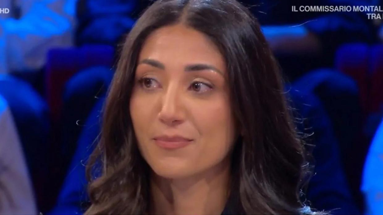 Affari Tuoi, Sara di Volpiano sfida il Dottore e vince tutto: sangue freddo e coraggio fino all&rsquo;ultimo pacco