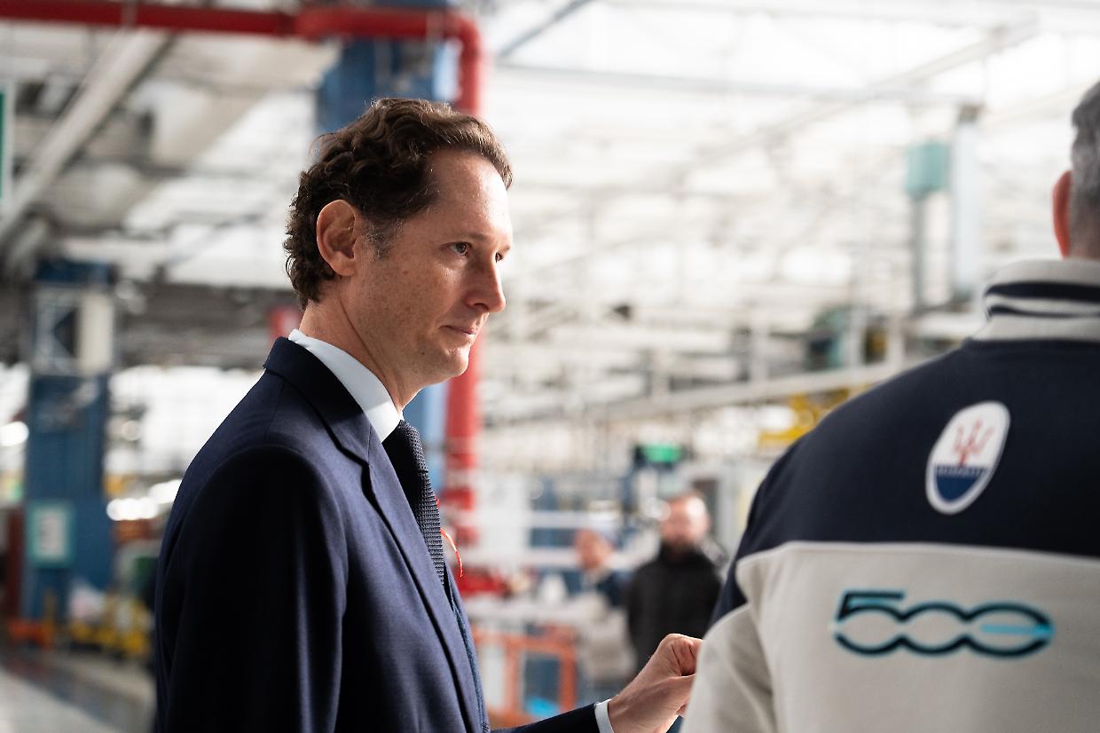 Stellantis, un azionista su 10 (con i sindacati) contro Elkann. Ma la Borsa lo premia