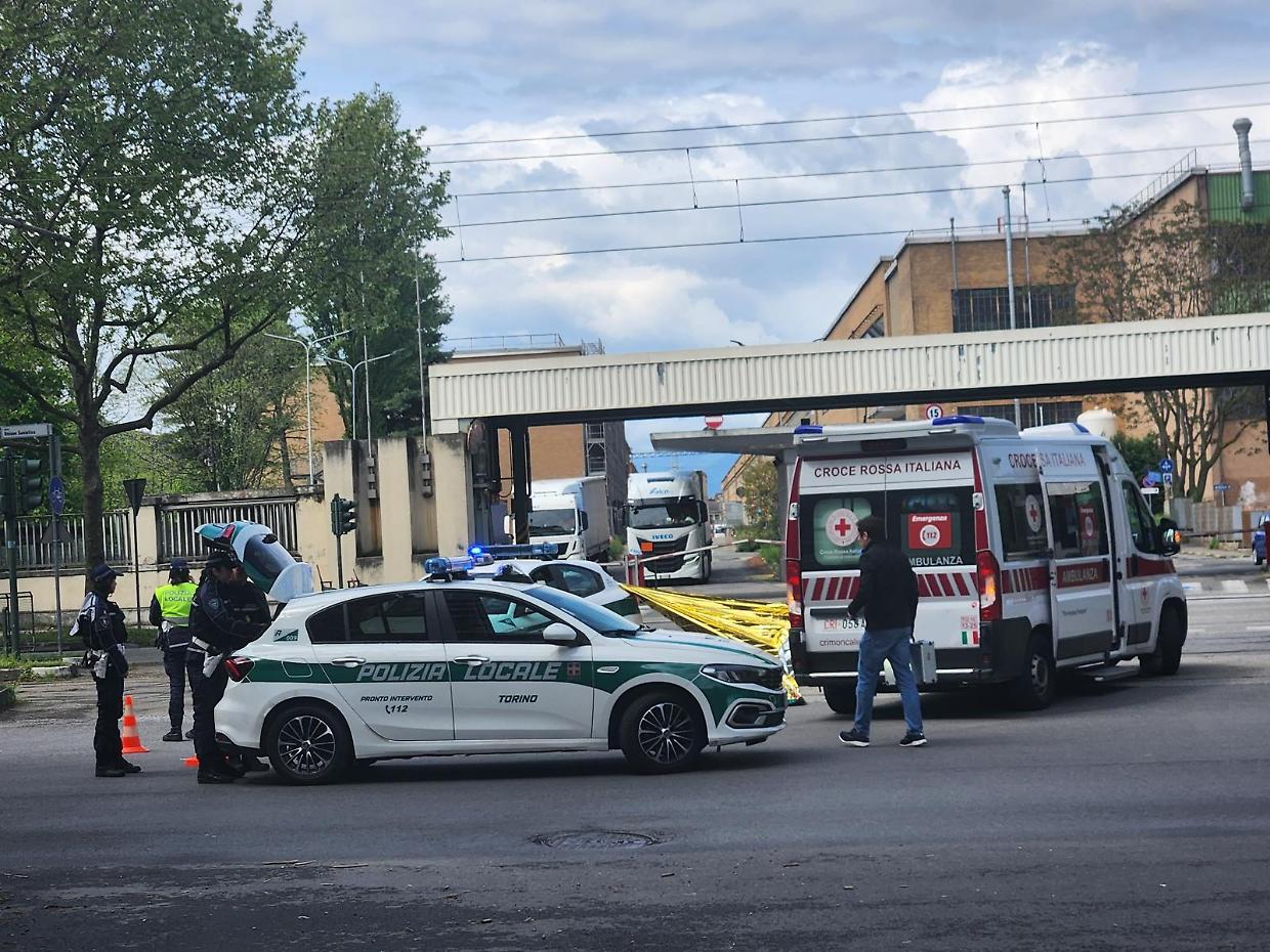 Donna investita e uccisa in corso Unione Sovietica: si cerca il tir