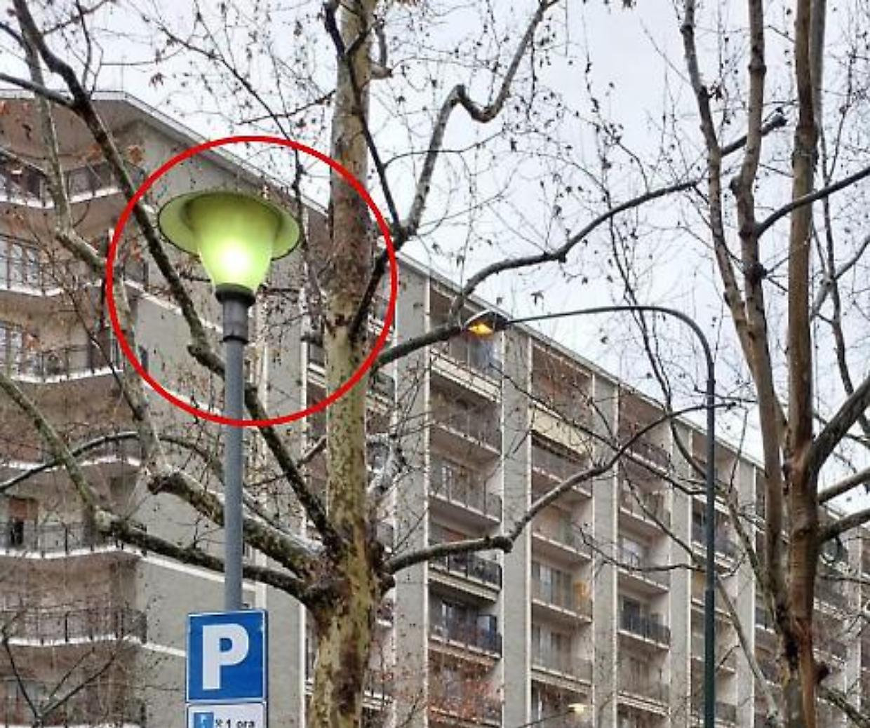 Lampioni accesi di giorno