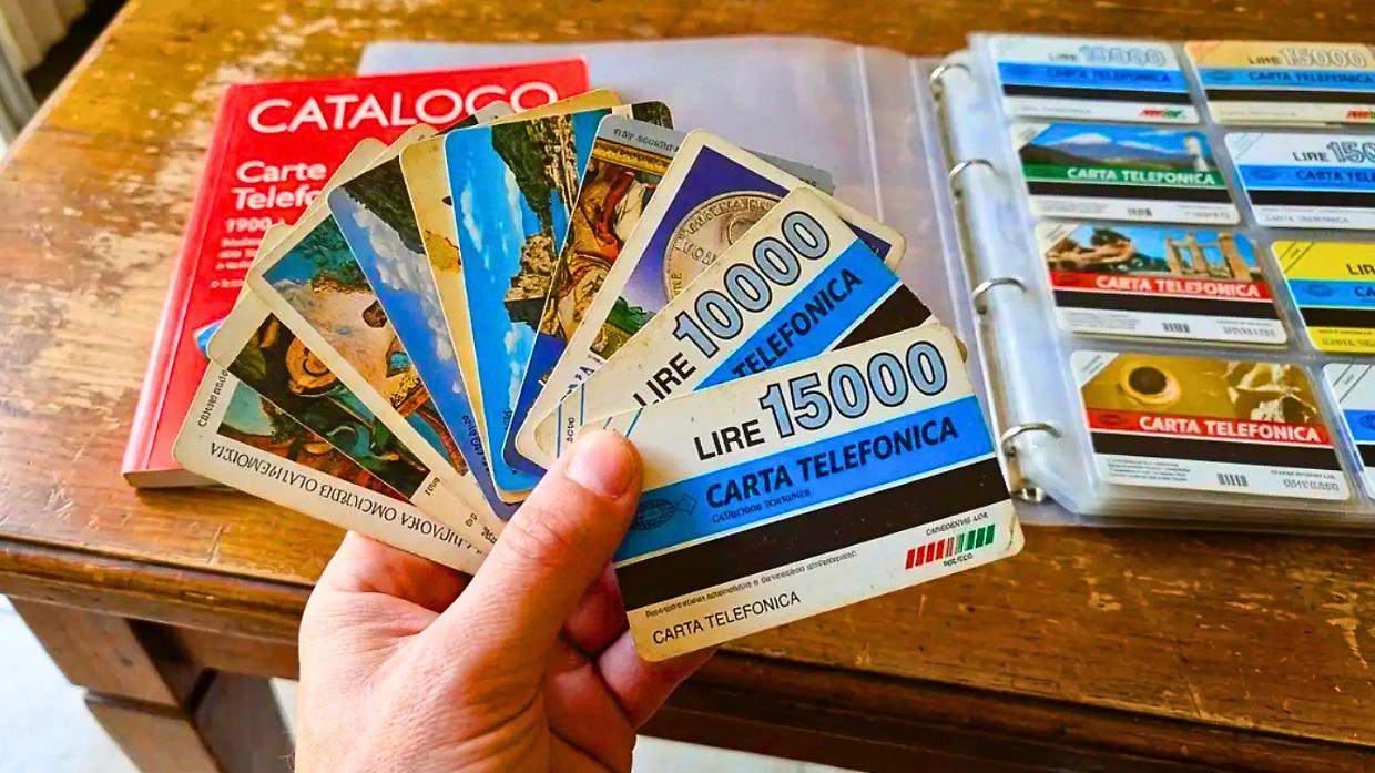Collezionismo, i "maniaci" delle schede telefoniche si danno appuntamento a Grugliasco