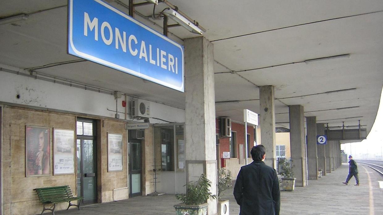 Giovane tenta di buttarsi sui binari: salvato in extremis dagli amici prima dell'arrivo del treno