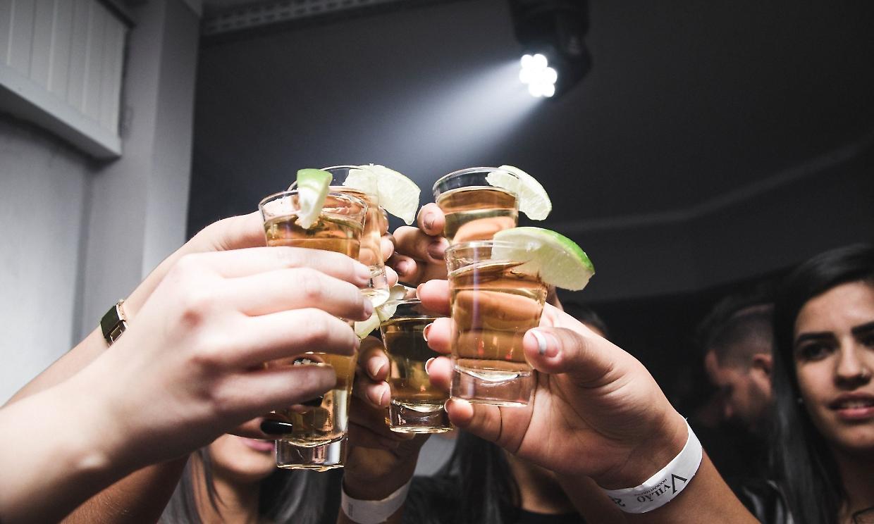 Alcol, allarme in Italia: milioni di consumatori a rischio e migliaia di minorenni coinvolti