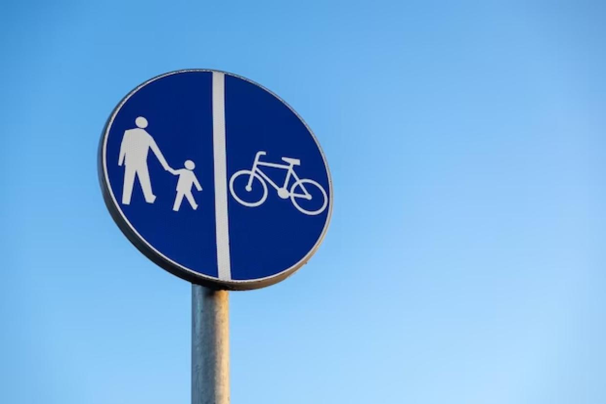 Segnaletica sbagliata nei parchi di La Loggia: il Comune rimuove e corregge