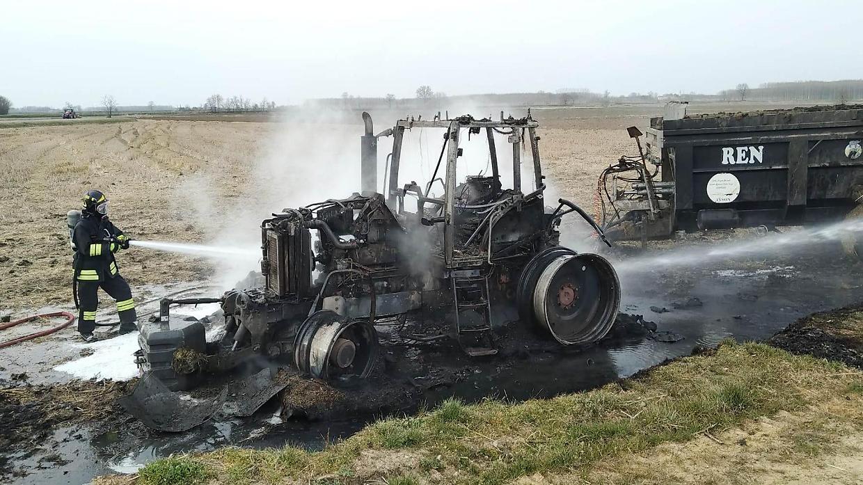 Paura a San Giorgio Canavese, trattore avvolto dalle fiamme in strada Rurale