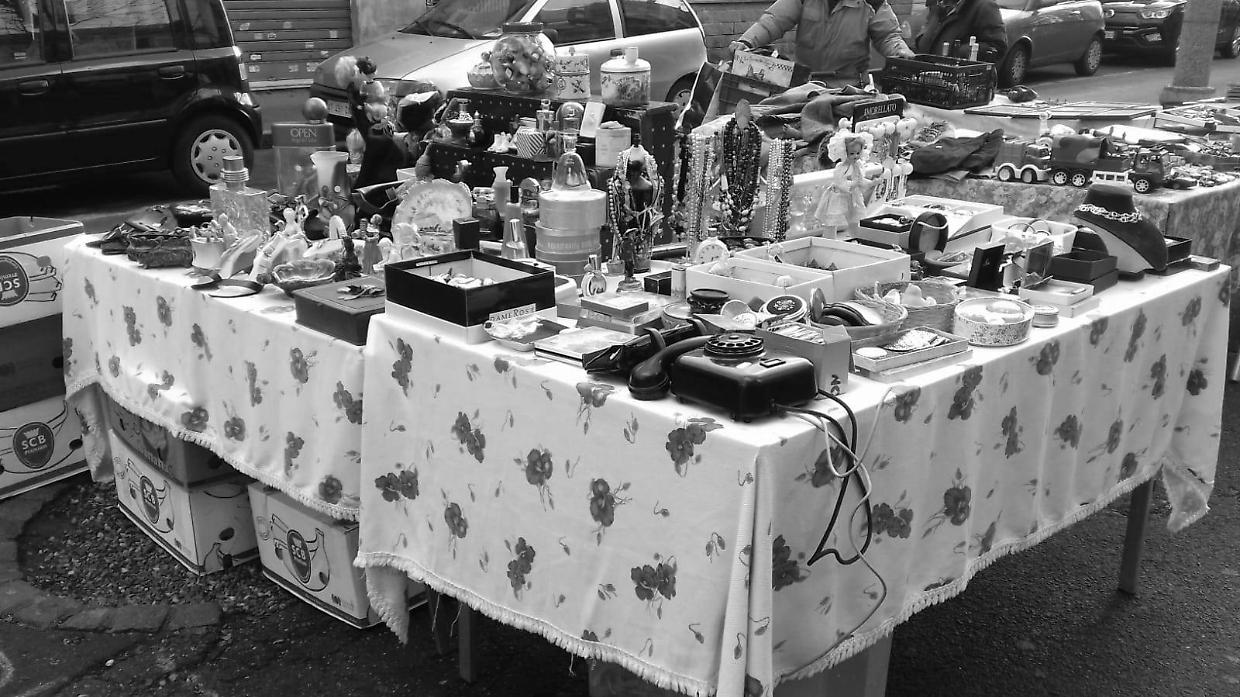 Venaria Reale, torna il mercatino "Belle Epoque": viaggio tra antiquariato e curiosit&agrave;