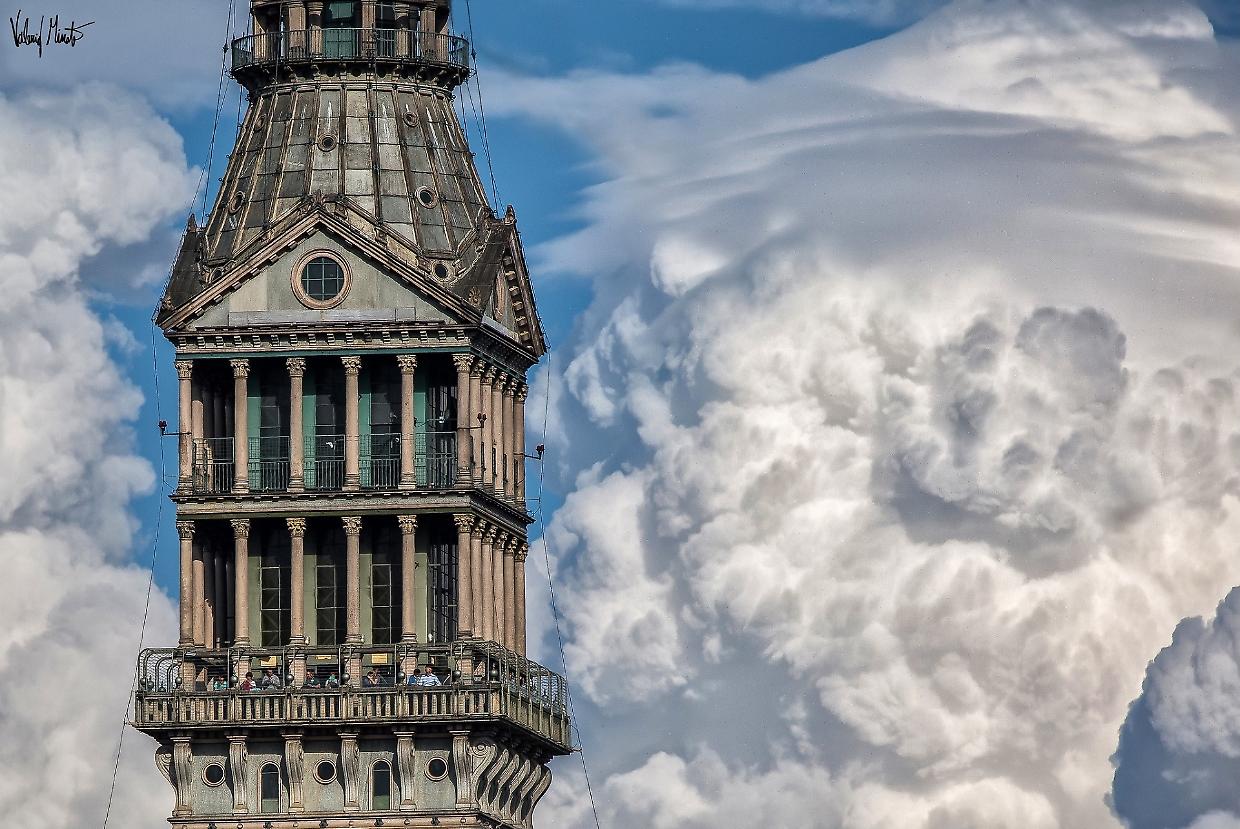Torino tra cielo e architettura: la Mole sotto i cumulonembi di Valerio Minato