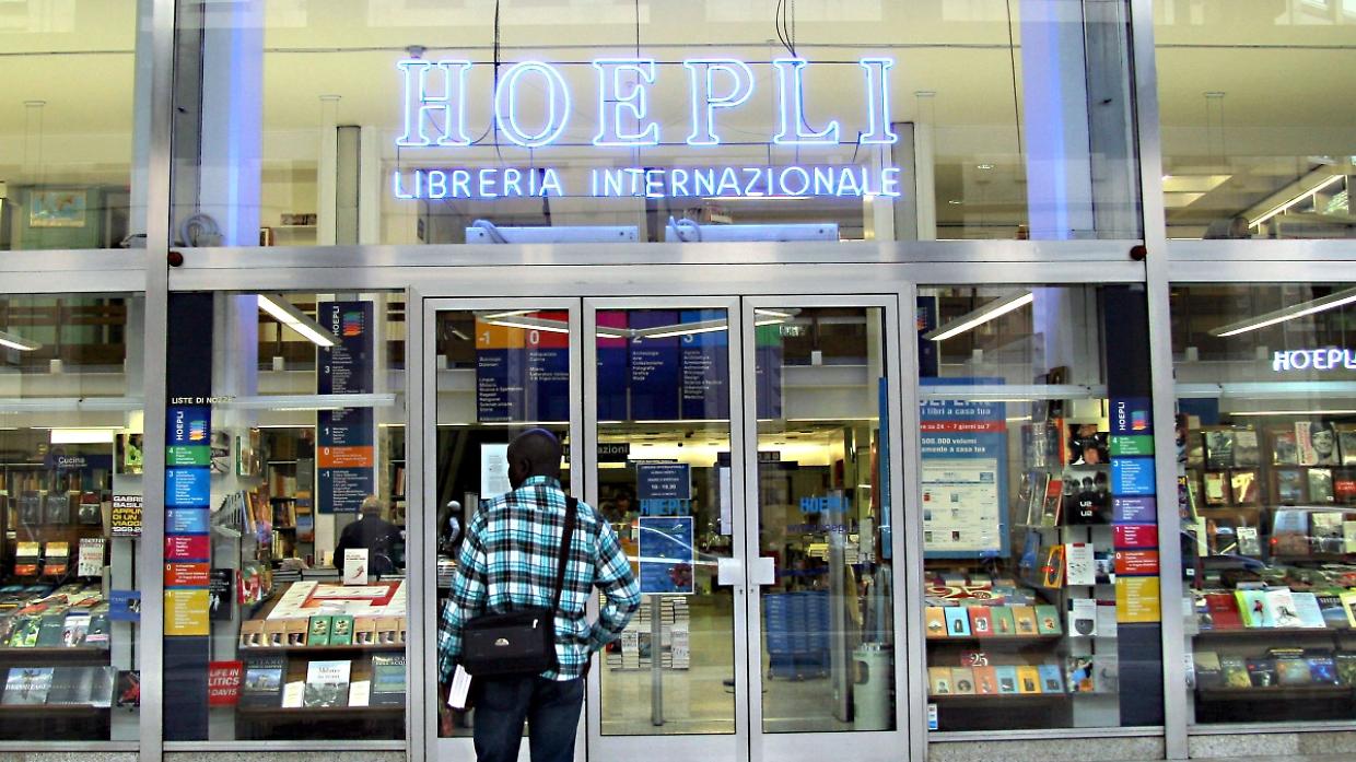 Mondadori conquista la scuola di Hoepli: sfuma l'offerta di Loro Piana, Milano resta in allerta