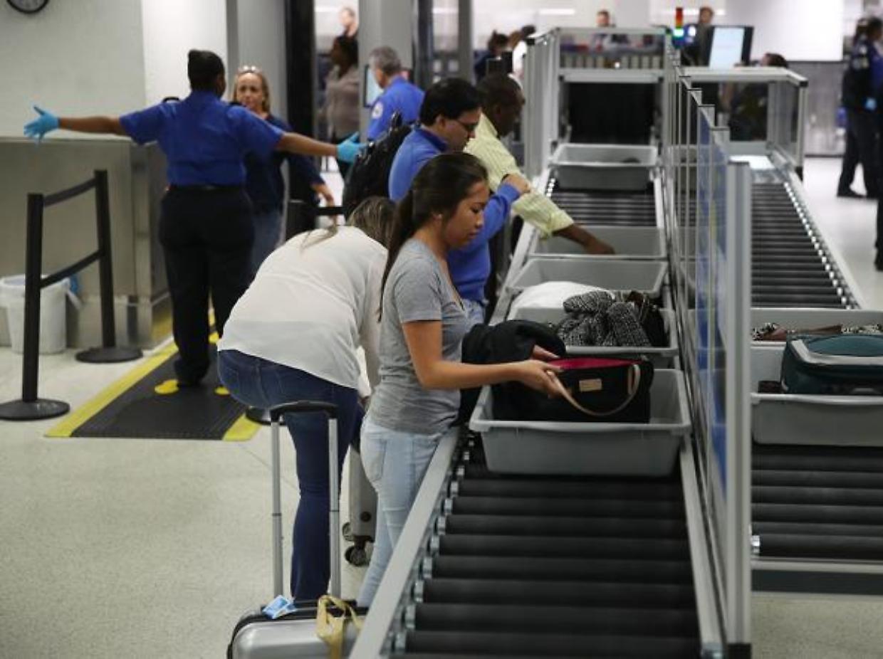 Aeroporti, con i nuovi controlli Ees servono pi&ugrave; ore di anticipo: cosa cambia per i passeggeri
