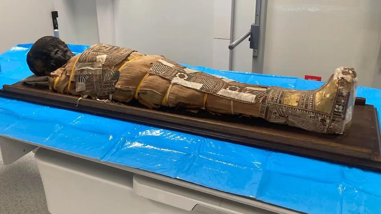 Scoperto un papiro nel petto di una mummia di 2.000 anni: il segreto del piccolo egizio