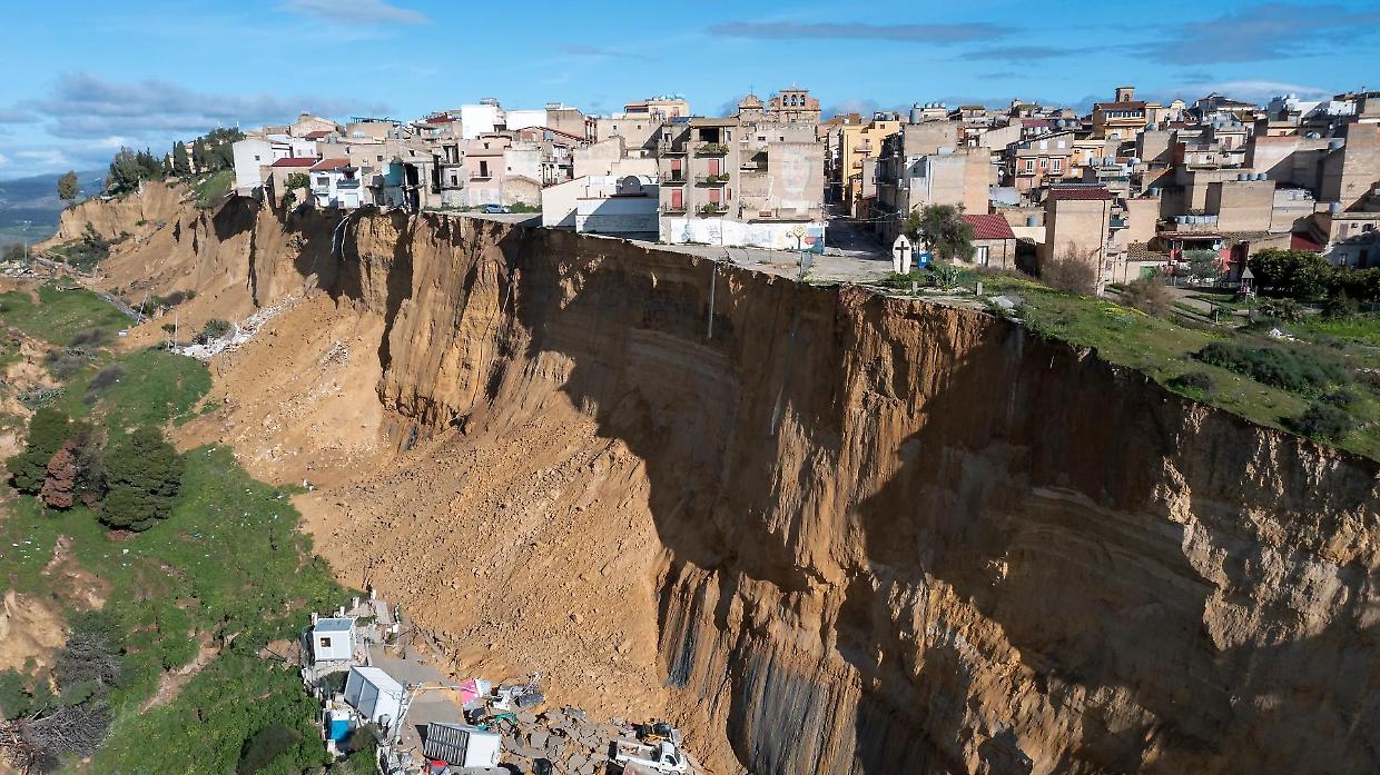 Frana di Niscemi, indagine su anni di ritardi: coinvolti quattro ex governatori