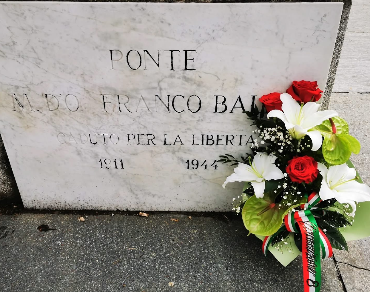 Fiori rubati sul ponte Balbis: quando la memoria della Resistenza sparisce in una notte