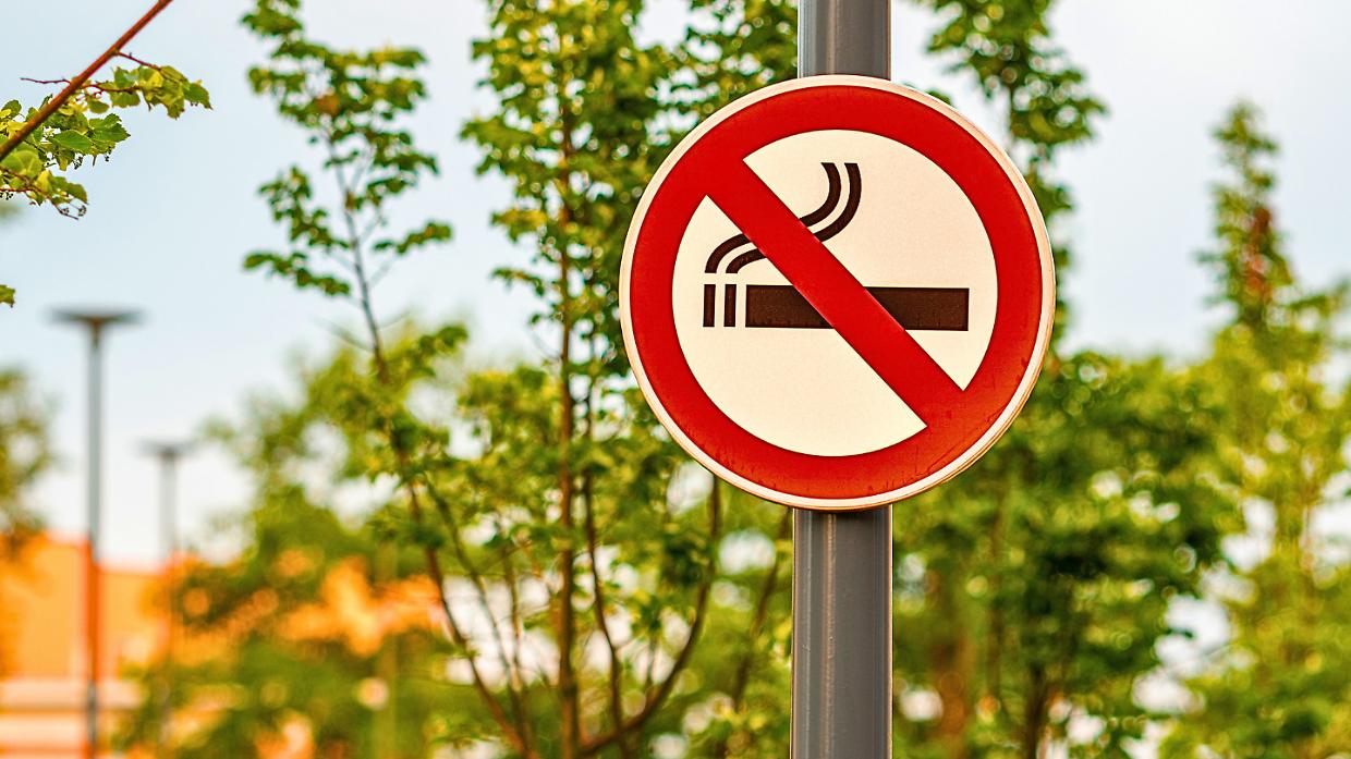 Vietato fumare anche all'aperto: tutti i luoghi interessati e cosa rischia chi ignora il divieto
