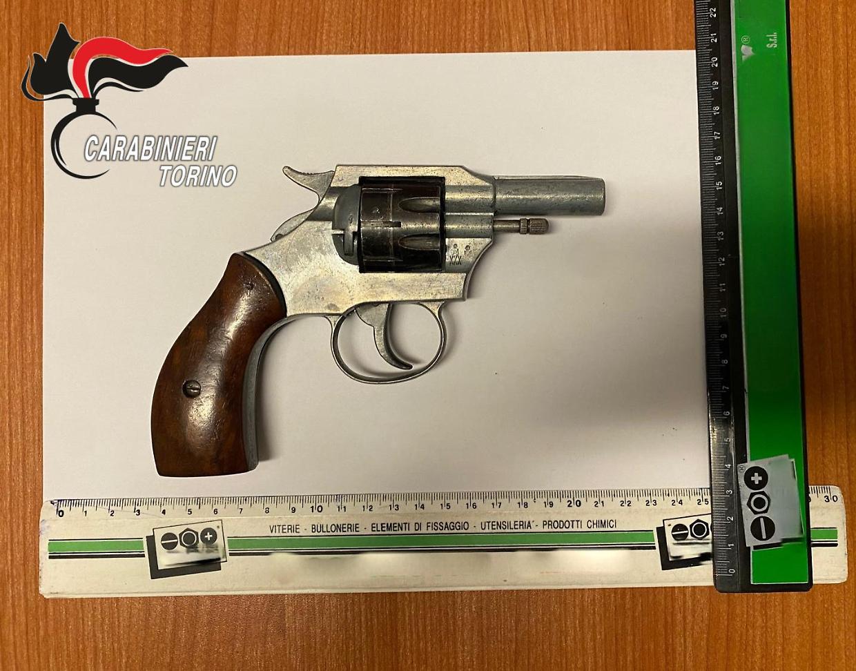 Lite per il parcheggio finisce con una pistola alla fronte: arrestato 75enne