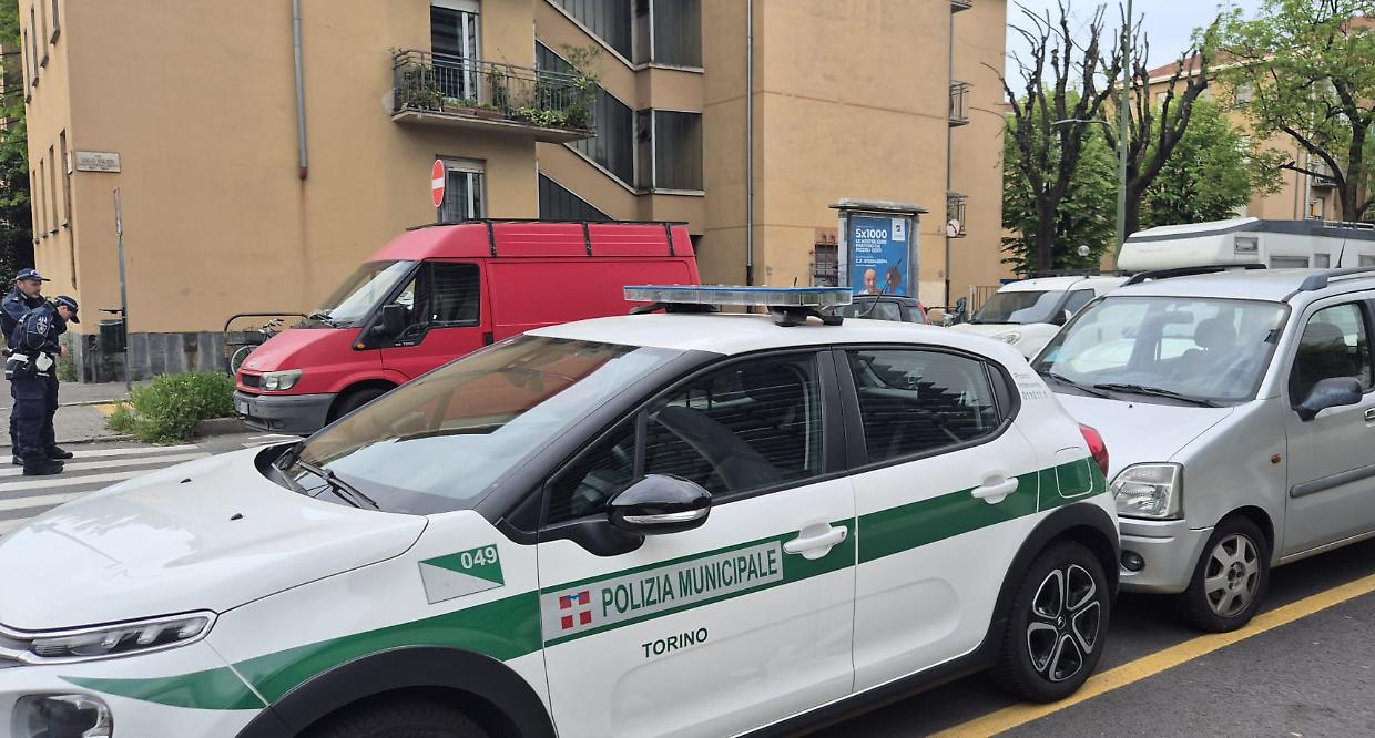 Blitz della polizia locale al Lingotto: agenti al lavoro dalle prime luci del mattino