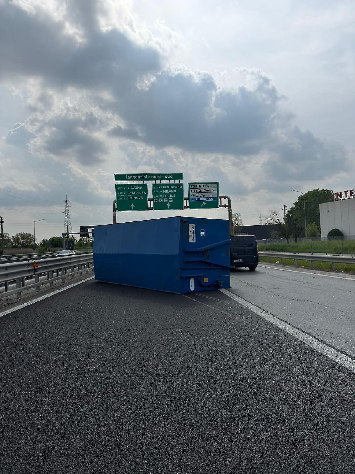 Tangenziale nord, container cade da un camion: traffico in tilt dopo Settimo