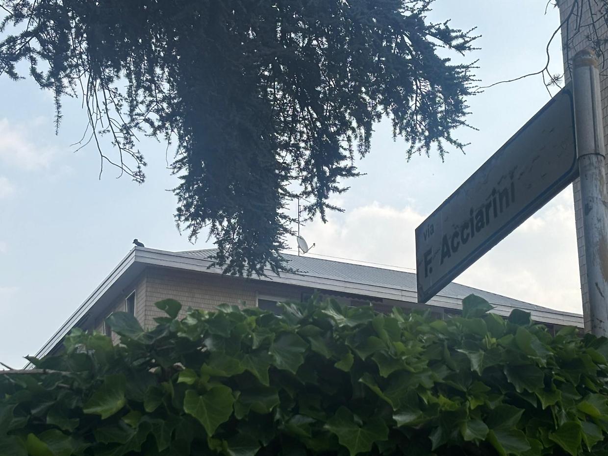 Ventisei ore dopo, &egrave; ancora sul tetto: minaccia di lanciarsi nel vuoto