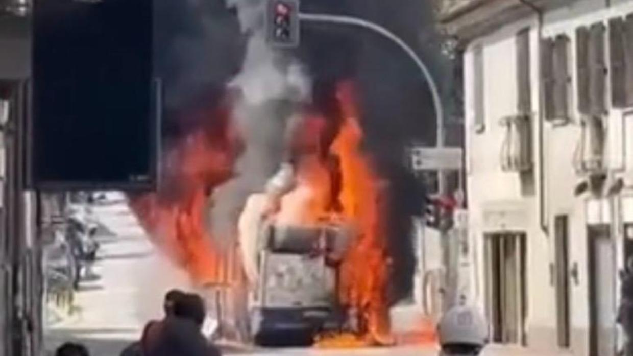Bus in fiamme a Moncalieri: paura in strada, distrutto un mezzo della linea 67