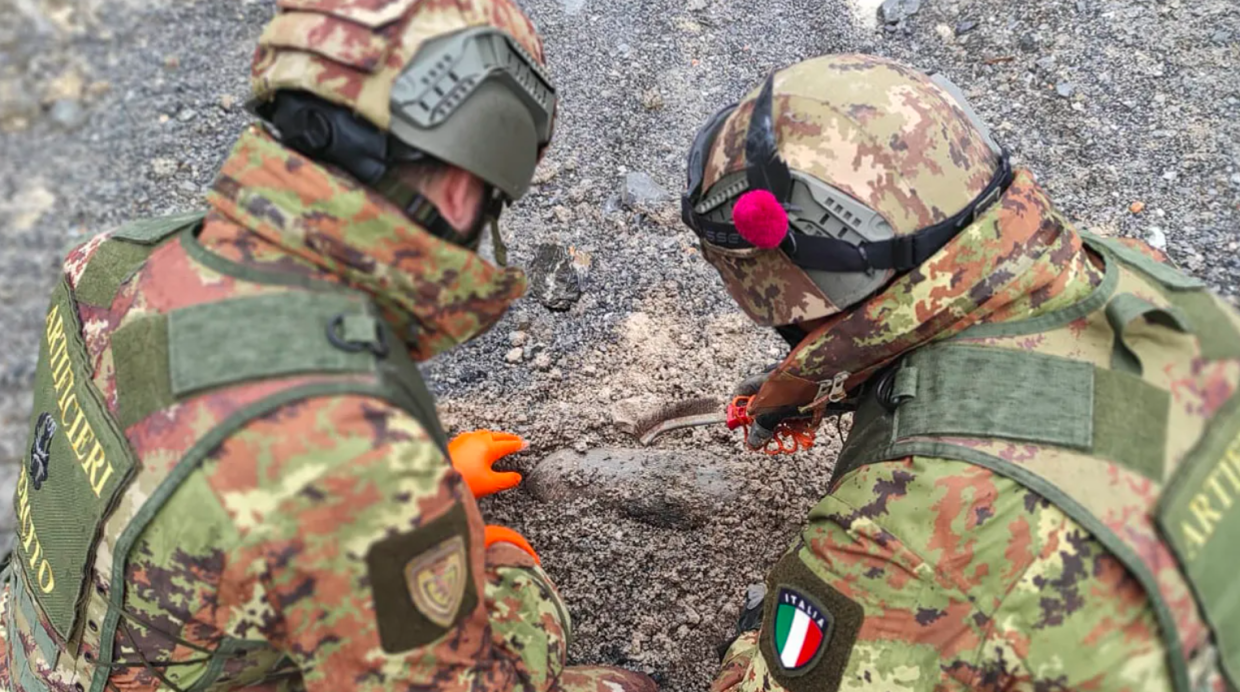 Durante una passeggiata a San Francesco al Campo spunta una granata sul sentiero