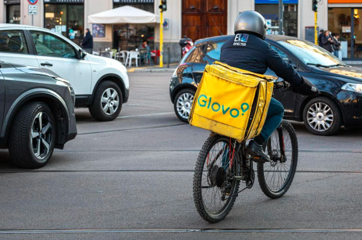 Rider, compensi sempre pi&ugrave; bassi: Glovo sotto accusa, paghe fino a 1,90 euro a consegna