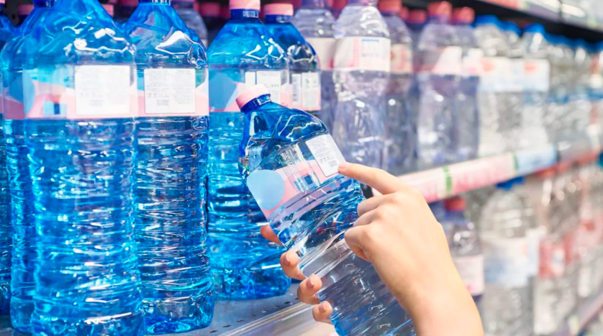 Acqua minerale, possibili nuovi rincari: rischio aumento fino a 6 cent a bottiglia