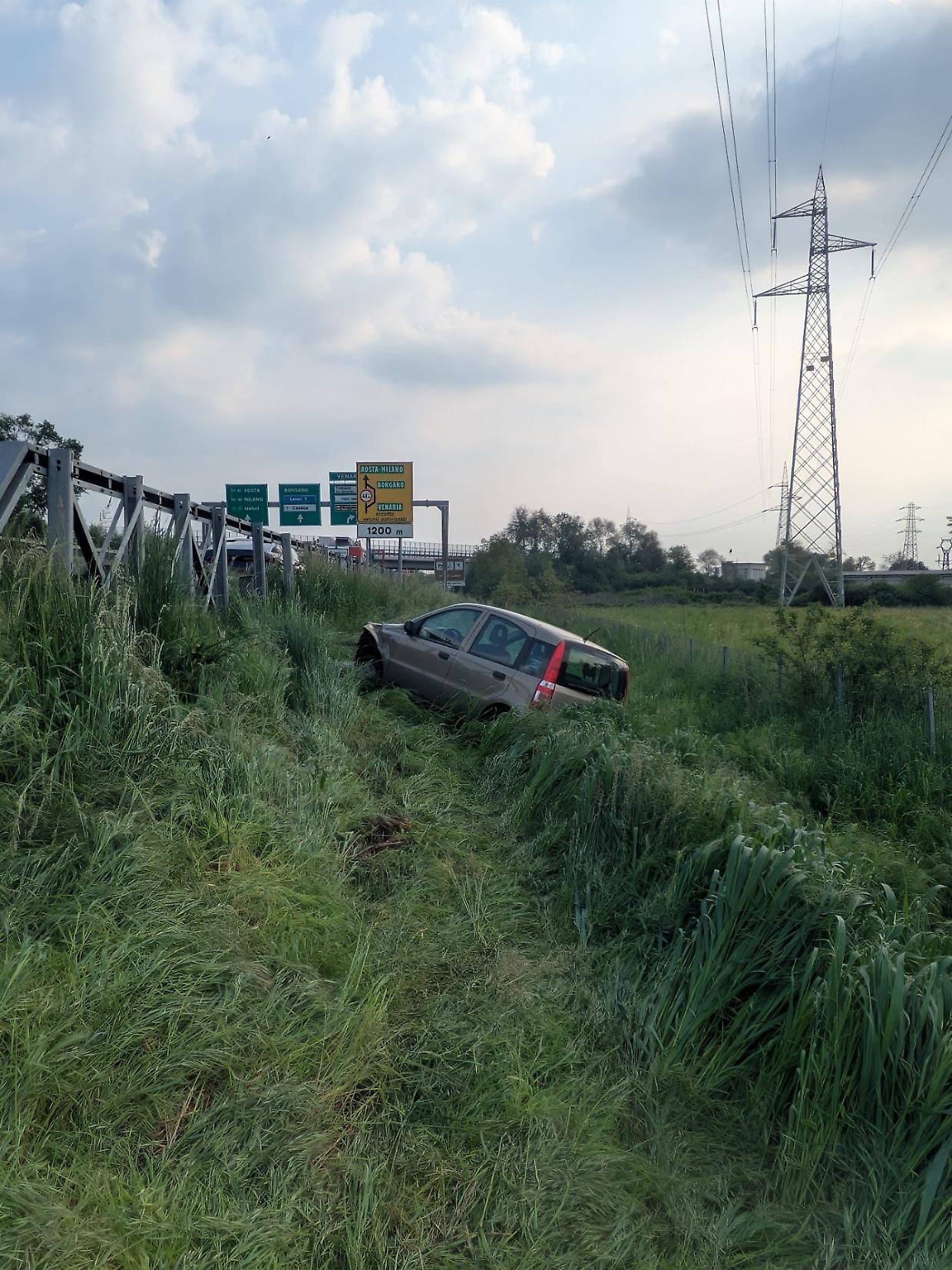Auto fuori strada sulla tangenziale nord: veicolo nella scarpata tra Torino e Venaria