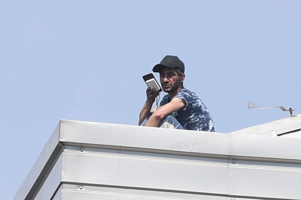 Santa Rita, &egrave; ancora sul tetto l'uomo che ieri mattina &egrave; salito in cima al palazzo di via Acciarini