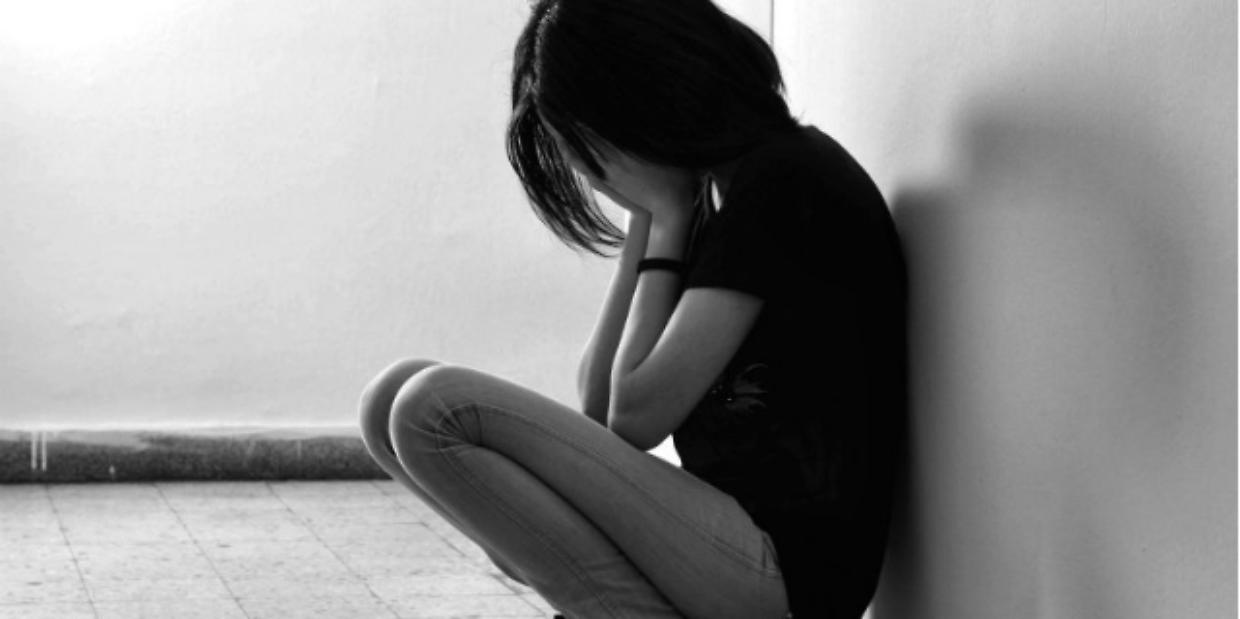 Biella, scatti rubati a una 15enne diffusi nelle scuole: 8 indagati per pedopornografia e istigazione al suicidio