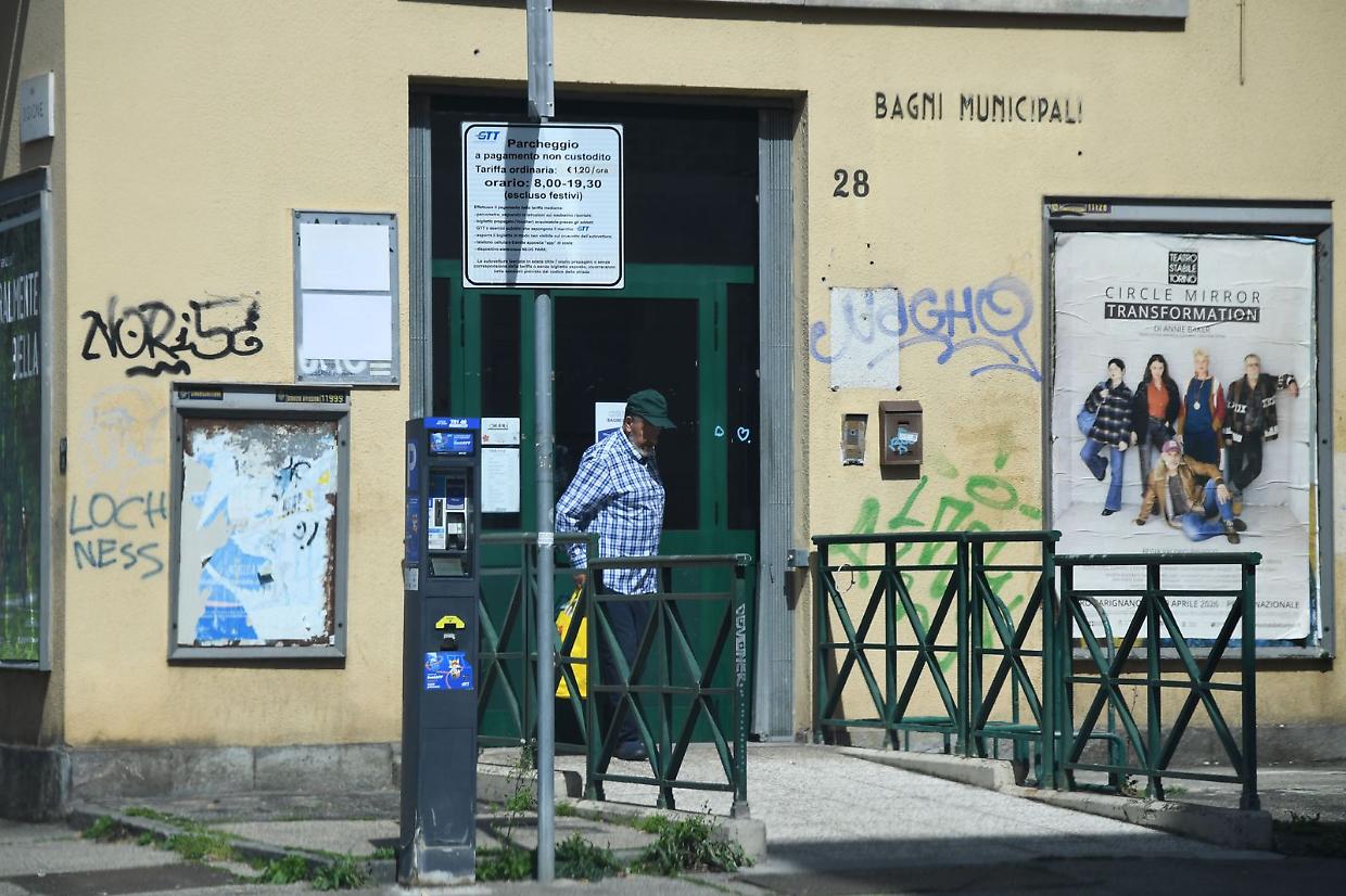 La &ldquo;doccia sospesa&rdquo; per i senzatetto &laquo;Ma devono spendere soldi per lavarsi&raquo;