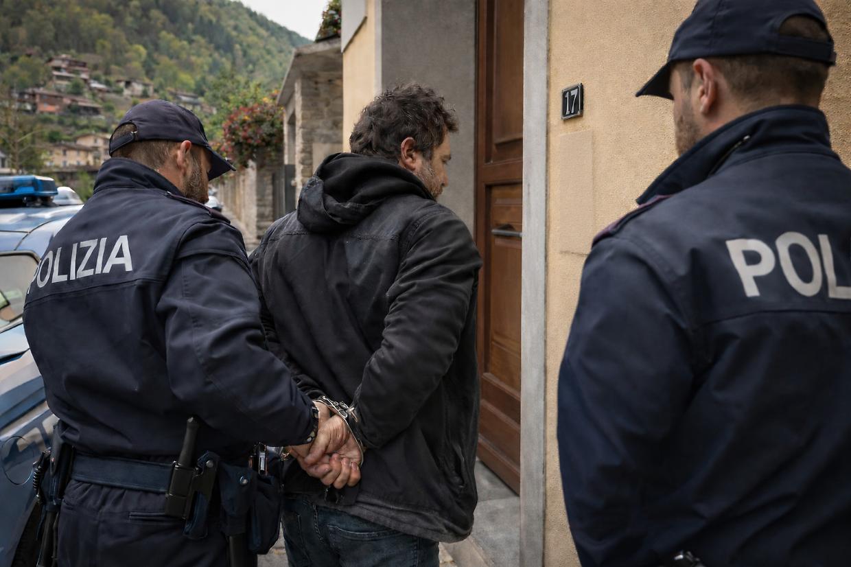 Torna sotto casa dei genitori nonostante il divieto