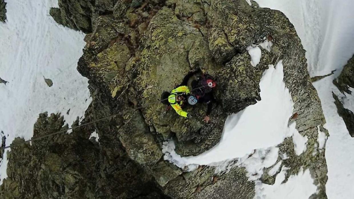Intrappolati sulla cresta a 100 metri dalla cima: alpinisti bloccati salvati con un intervento lampo