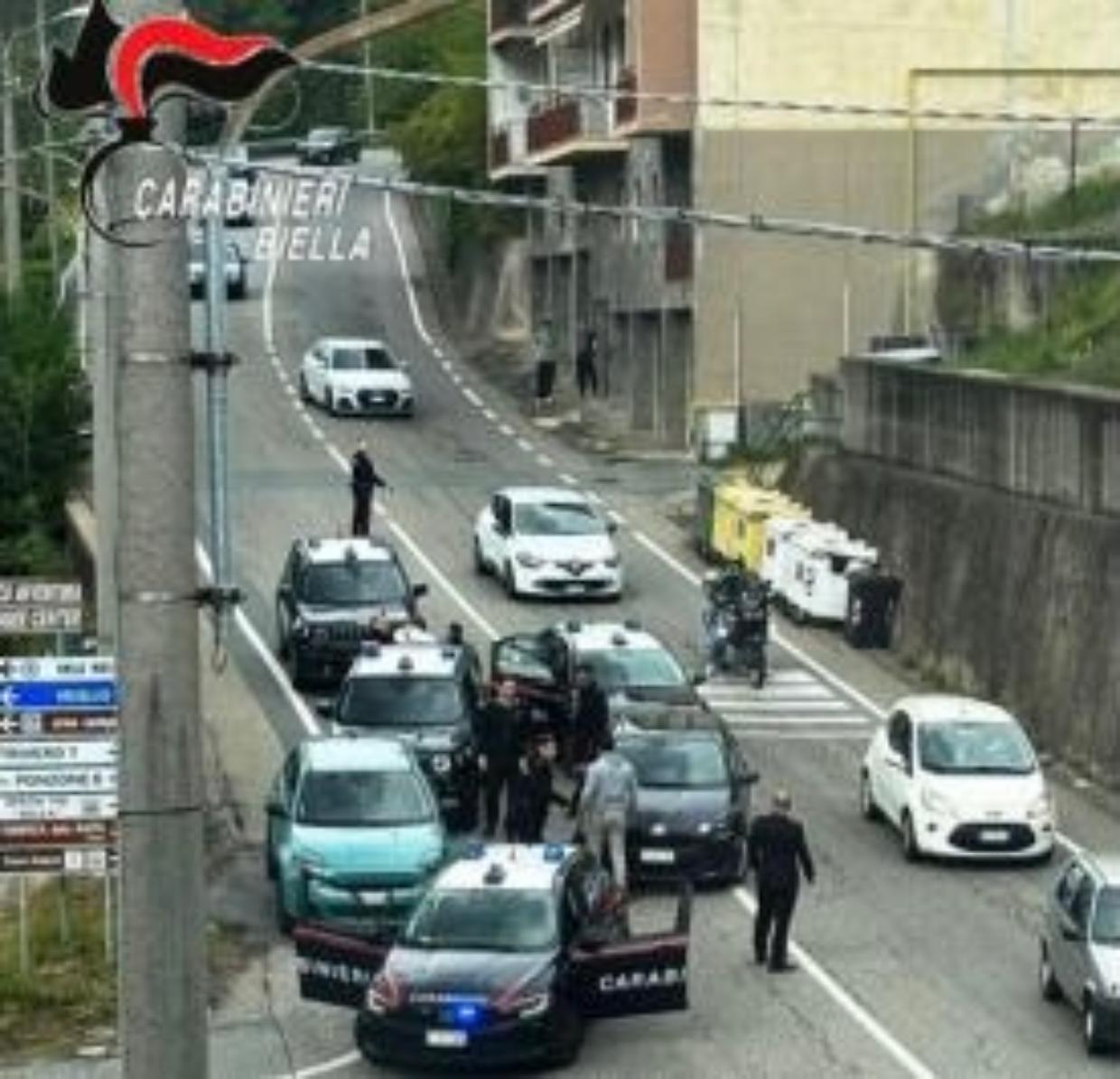 Truffe agli anziani nel Biellese, inseguimento e arresti: ritrovata la fede della moglie defunta