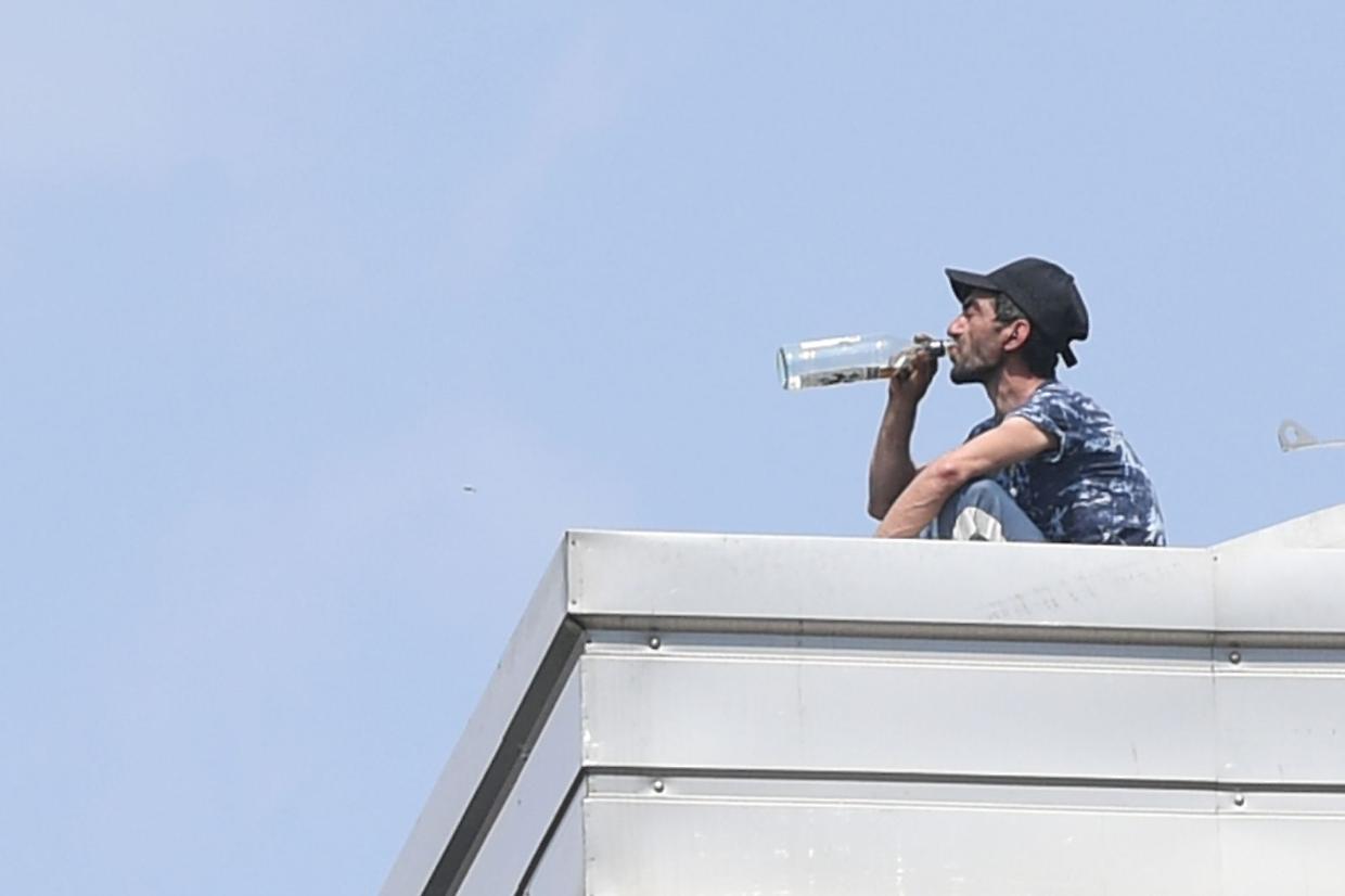 Uomo sul tetto a Santa Rita, 50 ore dopo non &egrave; cambiato nulla