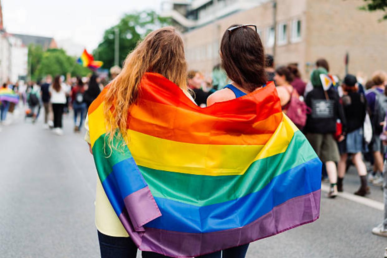 Aggredito per uno zaino arcobaleno