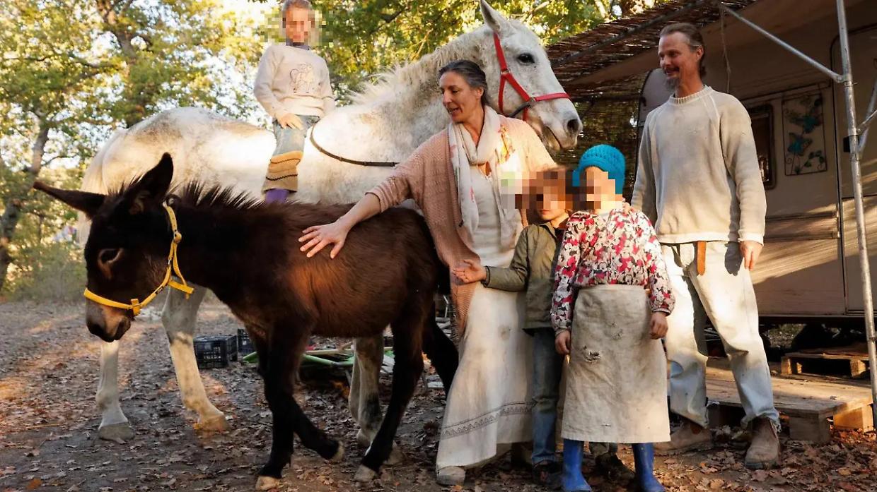 Famiglia nel bosco, svolta verso il ricongiungimento: la decisione passa alla Corte d&rsquo;Appello