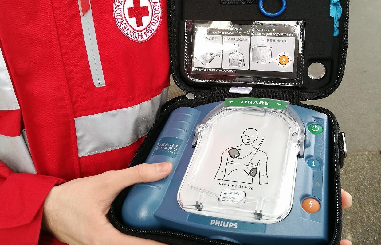 Lanzo Torinese, installato un nuovo defibrillatore in piazza Rolle: gesto di solidariet&agrave; della famiglia Cresto Aleina