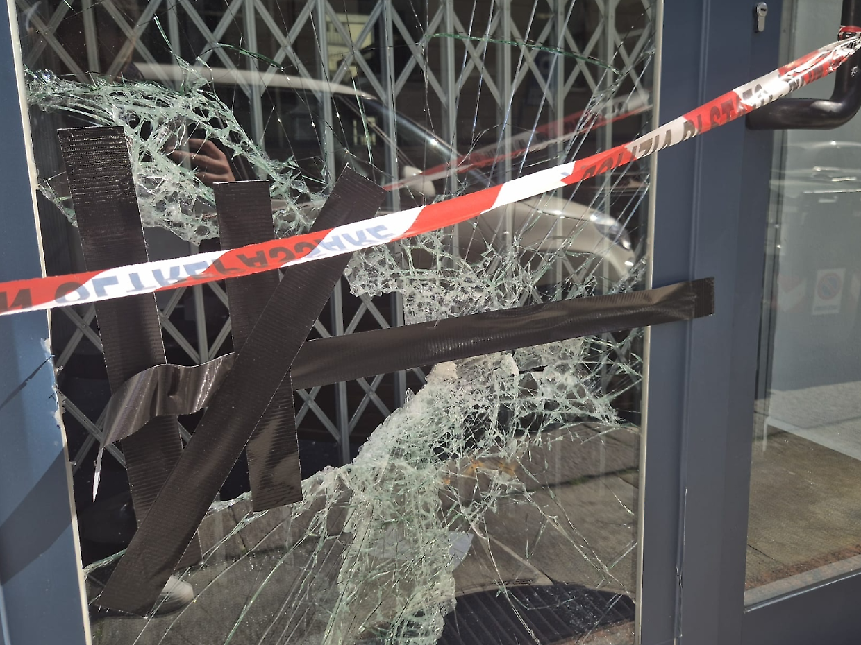 Rompe il vetro della boutique di lusso e ruba 4mila euro di scarpe: arrestato