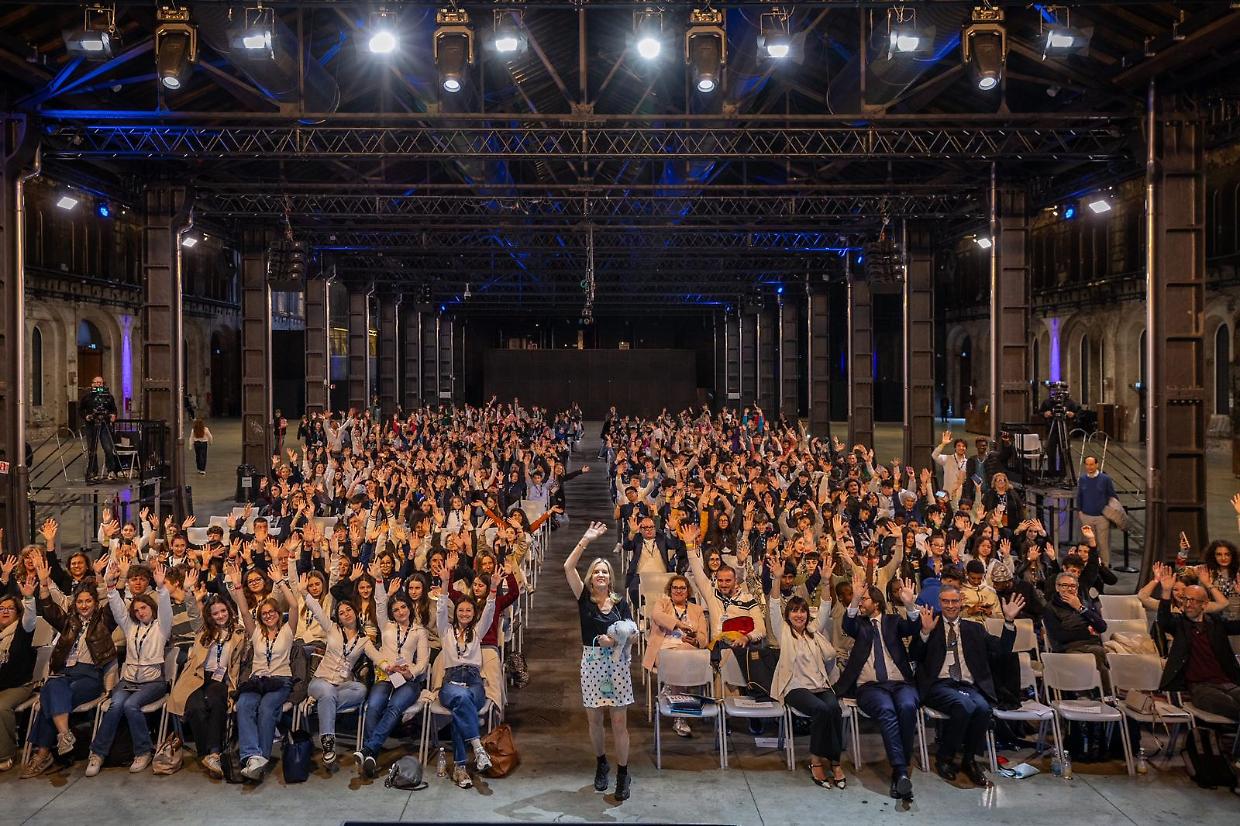 Torino, 500 studenti a confronto sui diritti umani: premiati i vincitori delle Olimpiadi alla presenza di Kerry Kennedy