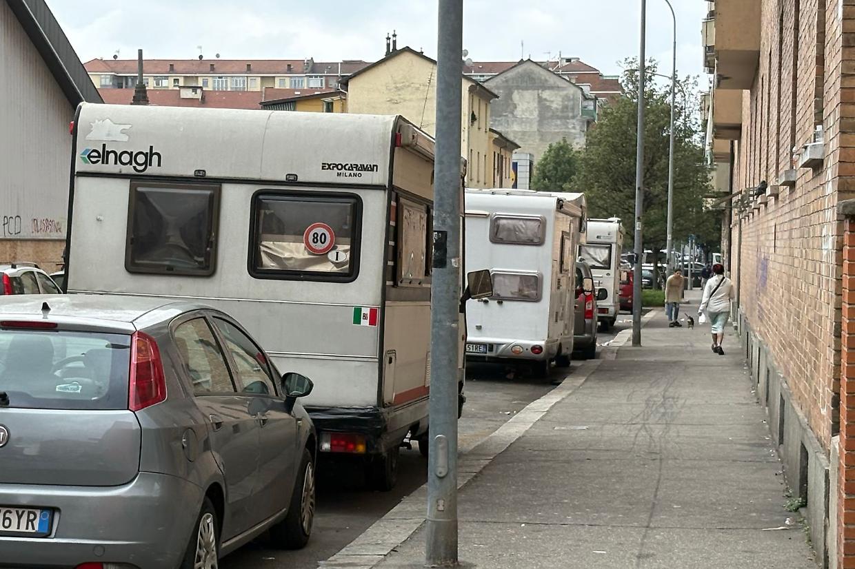 Le carovane di rom e degrado: via Aosta ostaggio dei nomadi