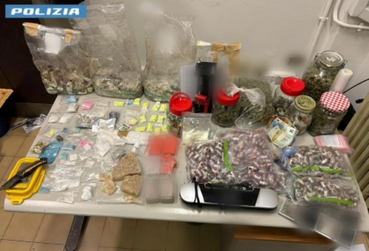 Odore sospetto in un appartamento di via Cigna: la polizia scopre quasi 9 kg di droga, scattano due arresti