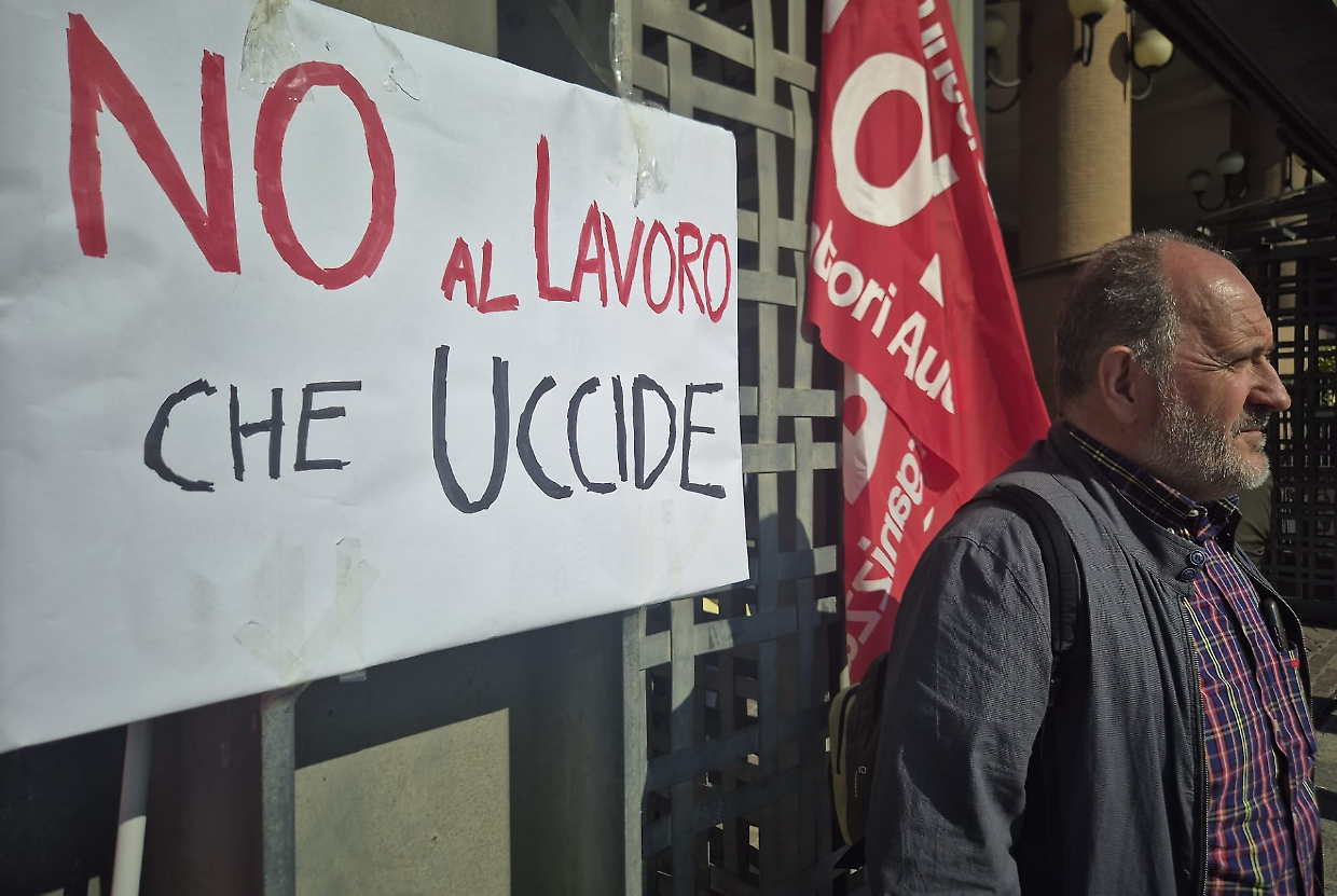 Il presidio del sindacato Si Cobas fuori dal Palagiustizia