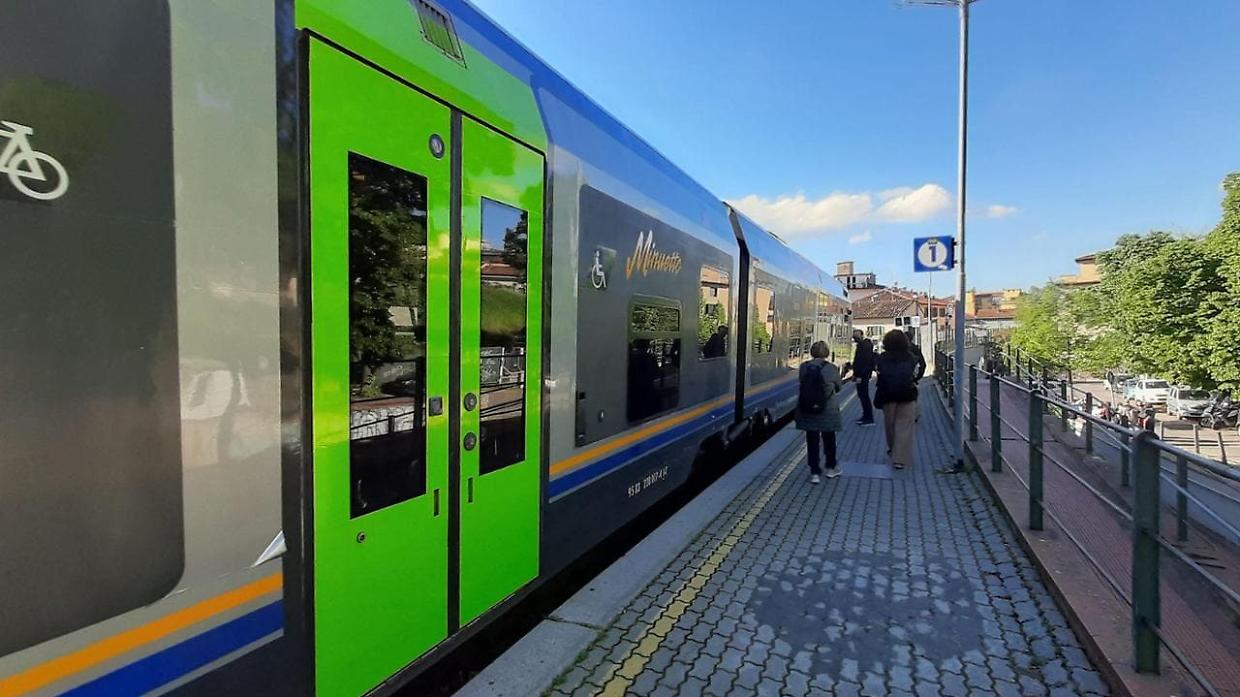 Saltano dal treno in corsa a Oulx: frenata d&rsquo;emergenza all&rsquo;alba e pendolari bloccati in Valsusa