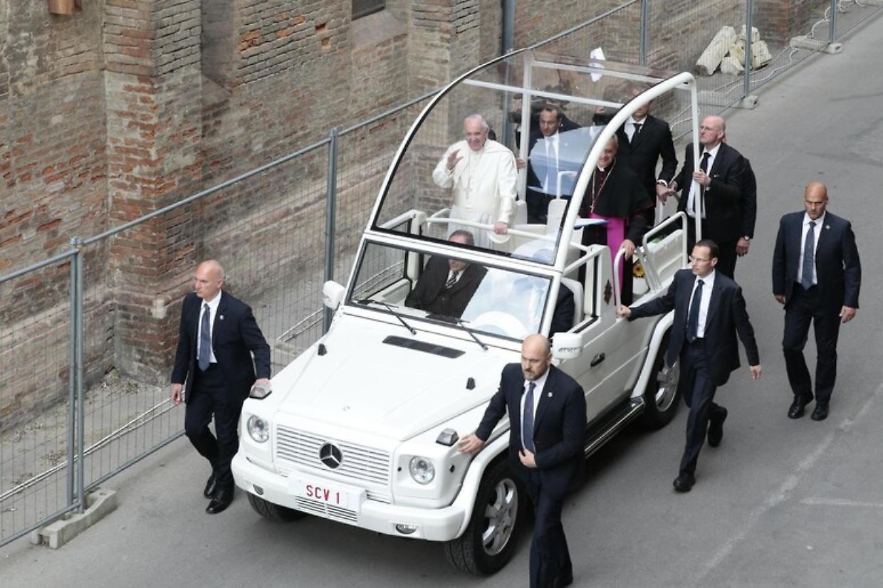 Papamobile-clinica per Gaza ancora bloccata: il sogno di Papa Francesco non ancora realt&agrave;